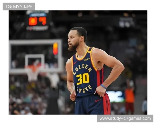 NBA最新动态：詹姆斯复出带领湖人逆转勇士库里表现抢眼再创纪录