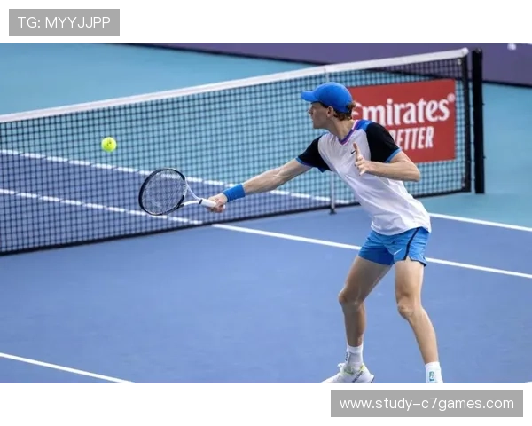 全球网球赛事激战正酣 大师赛赛场上演新一轮巅峰对决